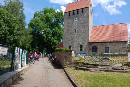Hakenstedt © AGFK LSA aufjepasst-Banner an der Kirche in Hakenstedt begleiten eine Fahrradveranstaltung für Rücksicht und Verkehrssicherheit.