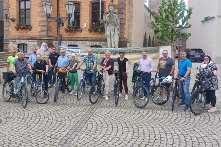 Calbe © AGFK LSA Gruppe mit Fahrrädern in Calbe steht vor aufjepasst-Banner und wirbt für Rücksicht.