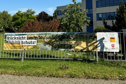 Landkreis Börde © Landkreis Börde - Landratsamt Oschersleben Banner „Rücksicht ist der beste Schutz“ am Zaun vor der Berufsbildenden Schule Oschersleben.