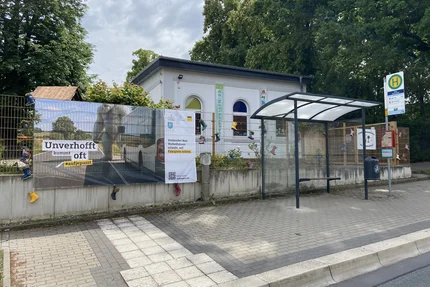 Bad Lauchstädt © Bad Lauchstädt aufjepasst-Banner an einer Bushaltestelle in Bad Lauchstätt warnt vor haltenden Bussen und aussteigenden Fahrgästen.