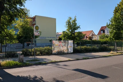 Stadt Burg © Stadt Burg aufjepasst-Banner „Gans vorsichtig“ an der Carl-von-Clausewitz-Sekundarschule in Burg