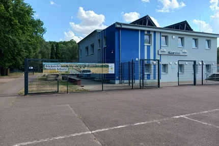 Bernburg © AGFK LSA aufjepasst-Banner „Rücksicht ist der beste Schutz“ hängt in Bernburg am Zaun vor einem Sport- und Vereinsgebäude.