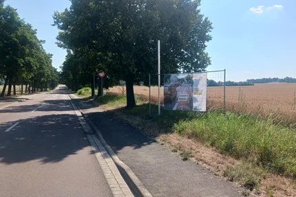 Drosa © AGFK LSA aufjepasst-Banner in Drosa an einer Landstraße erinnert Autofahrende mit Giraffenmotiv.