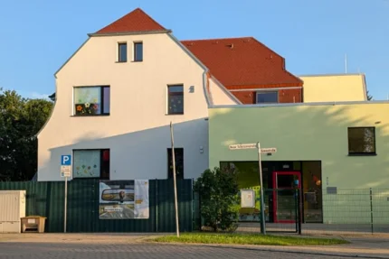 Oschersleben © MID aufjepasst-Banner an einem Gebäude in Oschersleben macht mit Nashornmotiv auf Rücksicht im Straßenverkehr aufmerksam.