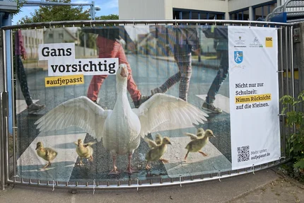 Bad Lauchstädt © Bad Lauchstädt aufjepasst-Schulweg-Banner „Gans vorsichtig“ in Bad Lauchstätt wirbt für Rücksicht auf Kinder.