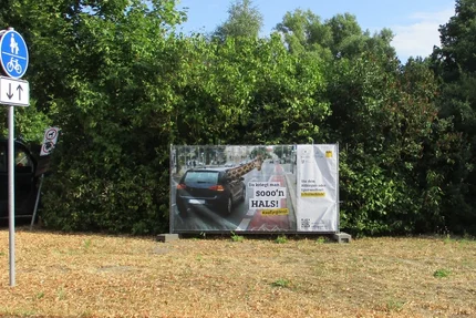 Chörau © Gemeinde Osternienburger Land aufjepasst-Banner in Chörau im Osternienburger Land wirbt am Rad- und Fußweg für Schulterblick und Verkehrssicherheit.