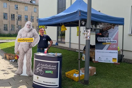 FH Polizei ASL © AGFK LSA AGFK-Infostand an der FH Polizei Aschersleben mit aufjepasst-Kampagnenfigur und -Banner