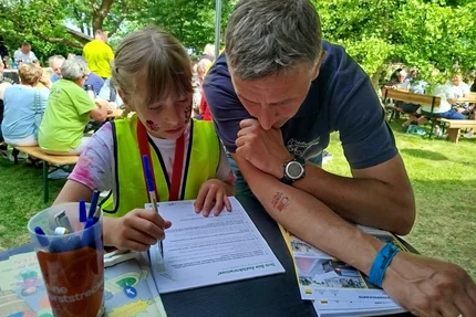 Erxleben © MID Kind löst Quiz am aufjepasst-Infostand in Erxleben und lernt spielerisch Verkehrssicherheit.