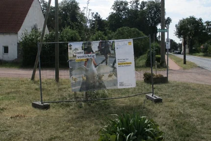 Dornbock © Gemeinde Osternienburger Land aufjepasst-Banner „Gans vorsichtig“ in Dornbock weist zu Rücksicht auf Kinder im Straßenverkehr hin.