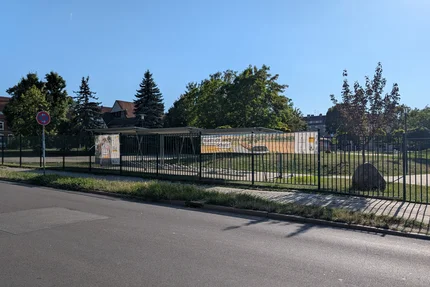 Burg © MID Zwei Banner der Kampagne „aufjepasst“ am Schulzaun, darunter „Rücksicht ist der beste Schutz“.