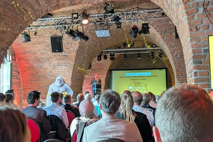 ADAC Expertenworkshop © MID ADAC-Expertenworkshop zur Verkehrssicherheit in Sachsen-Anhalt mit Publikum, Vortrag und aufjepasst-Kampagnenfigur im Gewölbesaal.