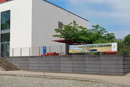 FH Polizei ASL © AGFK LSA aufjepasst-Banner „Rücksicht ist der beste Schutz“ an der Fachhochschule Polizei Aschersleben.