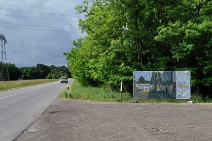Stendal © Landkreis Stendal Banner „Unverhofft kommt oft“ an einer Landstraße im Landkreis Stendal weist zur Vorsicht an haltenden Bussen hin.