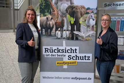 MID © MID Zwei Frauen präsentieren aufjepasst-Roll-up „Rücksicht ist der beste Schutz“ im Ministerium für Infrastruktur und Digitales Sachsen-Anhalt.