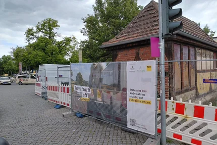 Stendal © Landkreis Stendal aufjepasst-Banner an Baustellenzaun in Stendal warnt vor stehendem Bus und ruft zu Rücksicht auf Fahrgäste auf.