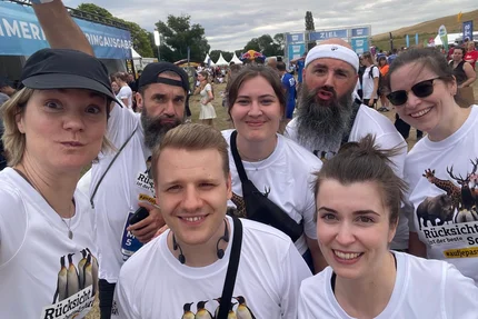 Firmenstaffel MD © buff.rocks GmbH Team-Selfie der aufjepasst-Läuferinnen und -Läufer bei der Magdeburger Firmenstaffel in weißen Rücksicht-Shirts.