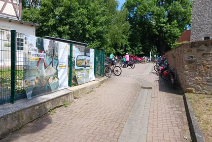 Hakenstedt © AGFK LSA aufjepasst-Verkehrssicherheitsbanner in Hakenstedt hängen am Eingang einer Fahrradveranstaltung mit vielen geparkten Rädern.