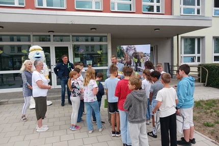 Calbe Saale © AGFK LSA Eine Schulklasse versammelt sich vor dem Kampagnenbanner, während ein Erwachsener die Aktion erklärt.