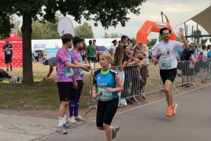 Firmenstaffel MD © Sandra Pieper Läufer der Magdeburger Firmenstaffel mit Staffelstab und aufjepasst-Shirt „Rücksicht ist der beste Schutz“.