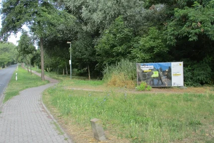 Elsnigk © Gemeinde Osternienburger Land aufjepasst-Banner in Elsnigk an Straße und Gehweg macht auf Sichtbarkeit mit Reflektoren im Straßenverkehr aufmerksam.