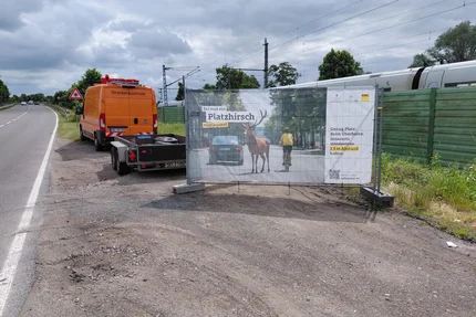 Stendal © Landkreis Stendal aufjepasst-Banner „Sei mal ein Platzhirsch“ wirbt an Straße für 1,5 Meter Abstand beim Überholen von Radfahrenden.