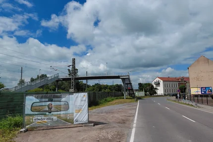 Stendal © Landkreis Stendal aufjepasst-Verkehrssicherheitsbanner an einer Straße im Landkreis Stendal mit Hinweis auf Abstand und Tempo.