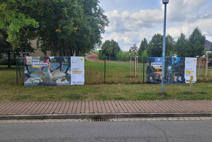 Altmarkkreis Salzwedel © Altmarkkreis Salzwedel Zwei Verkehrssicherheitsbanner mit Gänsen und reflektierender Kleidung an einem Zaun im Altmarkkreis Salzwedel.