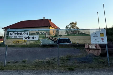 Landkreis Börde © Landkreis Börde - KVHS Haldensleben Banner „Rücksicht ist der beste Schutz“ am Zaun der Kreisvolkshochschule Haldensleben.