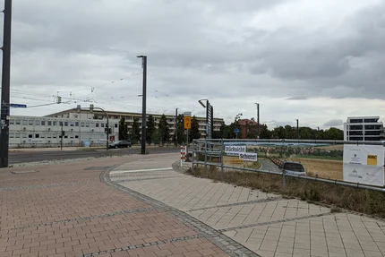 Magdeburg Cracauer Straße © Landeshauptstadt Magdeburg aufjepasst-Spannbanner „Rücksicht ist der beste Schutz“ an der Kreuzung Cracauer Straße/Brückstraße.