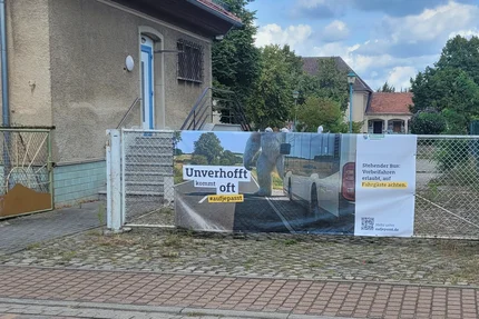 Altmarkkreis Salzwedel © Altmarkkreis Salzwedel Kampagnenbanner „Unverhofft kommt oft“ an einem Gartentor im Altmarkkreis Salzwedel.