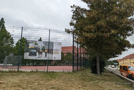 Magdeburg Grundschule Anne Frank © Landeshauptstadt Magdeburg aufjepasst-Bauzaunbanner „Sei mal ein Platzhirsch“ an der Grundschule Anne Frank.