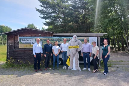 Muldestausee © AGFK LSA aufjepasst-Gruppenfoto am Muldestausee mit Kampagnenfigur und Banner „Rücksicht ist der beste Schutz“.