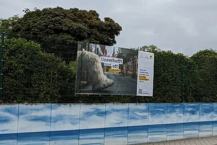 Magdeburg Freibad Süd © Landeshauptstadt Magdeburg aufjepasst-Bauzaunbanner mit Yeti-Motiv „Unverhofft kommt oft“ am Freibad Süd.